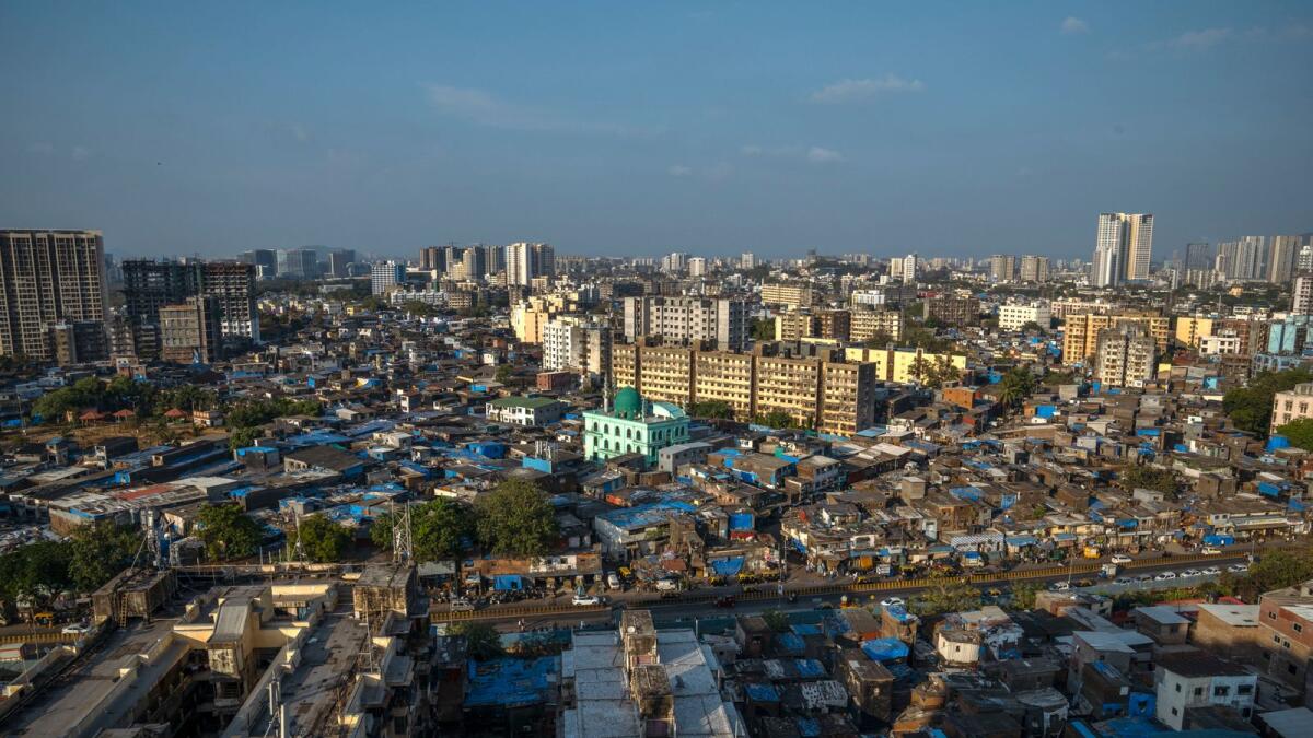 Dharavi، أحد أكبر الأحياء الفقيرة في آسيا، في مومباي.  - ملف أب