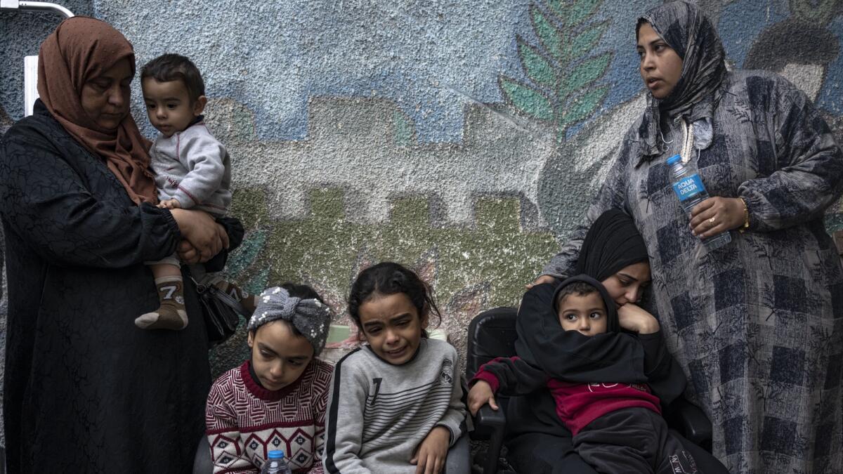 فلسطينيون ينعون أقاربهم الذين قتلوا في القصف الإسرائيلي على قطاع غزة، في مستشفى رفح.  — ا ف ب