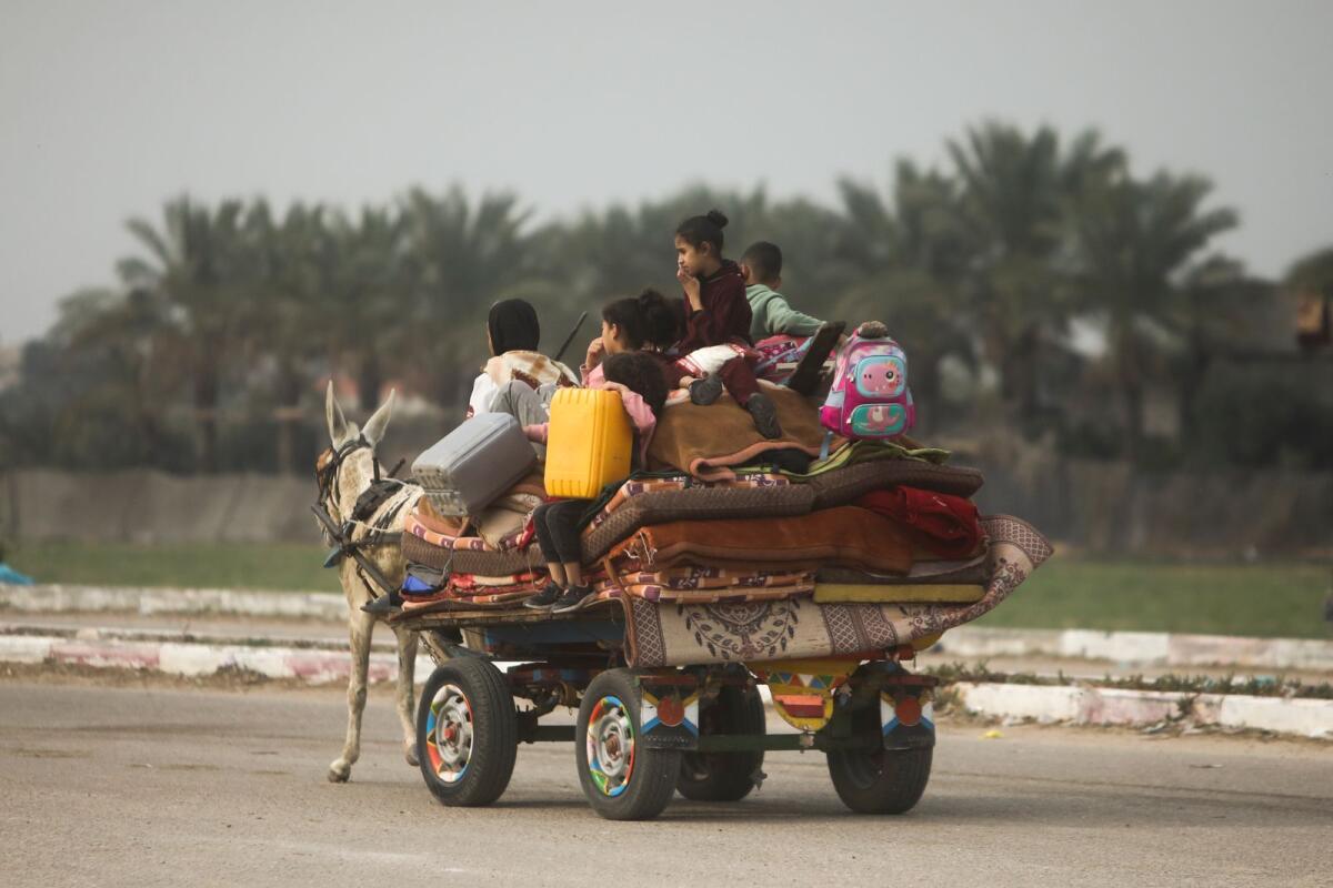 فلسطينيون يفرون من الهجوم البري الإسرائيلي على خان يونس بقطاع غزة يوم الأربعاء.  — ا ف ب