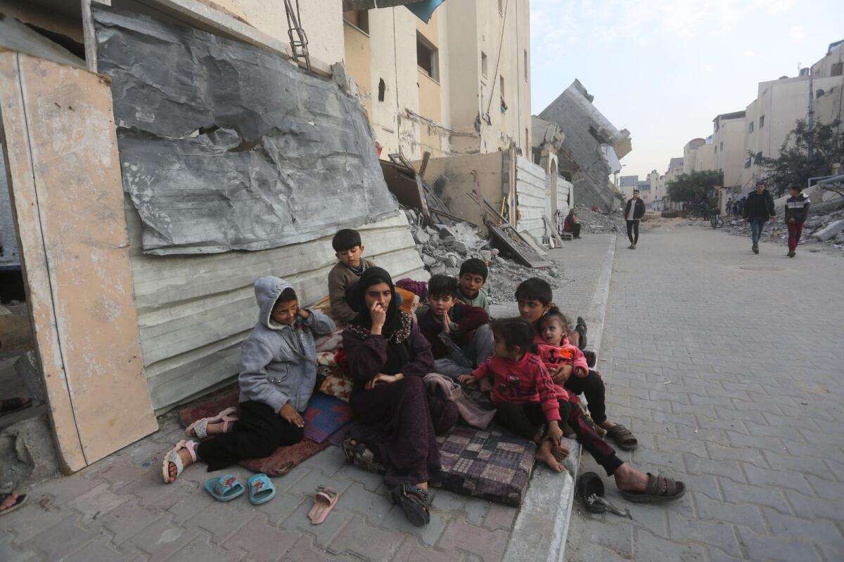 فلسطينيون فارون من القصف الإسرائيلي على قطاع غزة يصلون إلى رفح يوم الأربعاء.  — ا ف ب