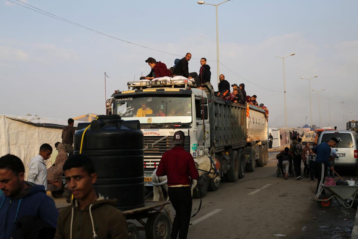 فلسطينيون فارون من القصف الإسرائيلي على قطاع غزة يصلون إلى رفح يوم الأربعاء.  — ا ف ب