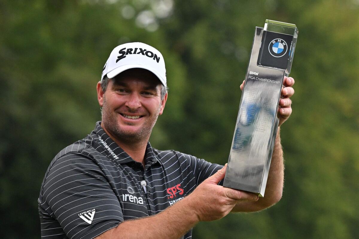 النيوزيلندي رايان فوكس يقف مع الكأس بعد فوزه ببطولة BMW PGA في وينتورث. – ملف وكالة فرانس برس