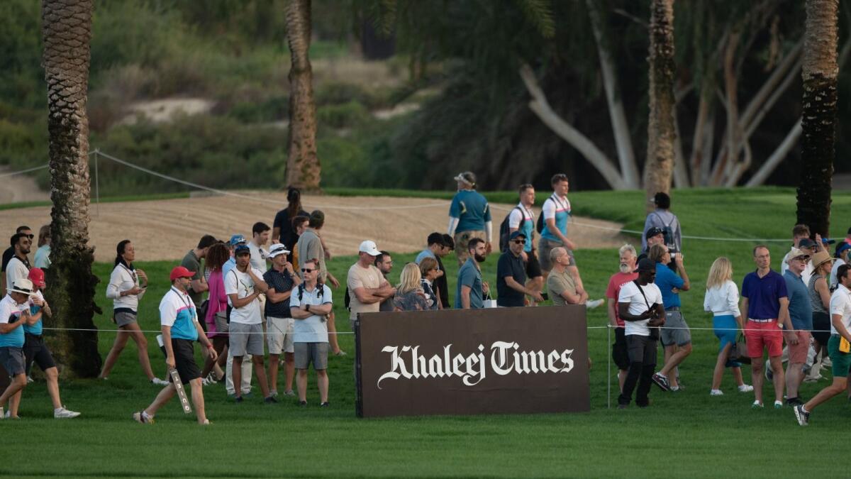 احتشد المشجعون في نادي الإمارات للغولف لحضور بطولة HERO Dubai Desert Classic.  - صورة كي تي بواسطة شهاب