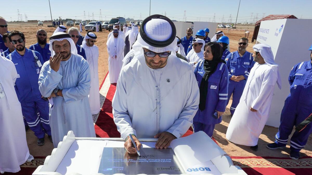 الدكتور سلطان الجابر يشهد سير العمل في مشروع بروج 4. — الصورة المرفقة