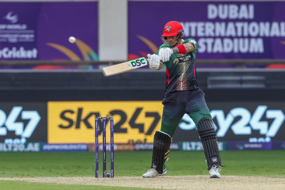 يلعب Alex Hales من فريق Desert Vipers تسديدة خلال المباراة 19 من دوري DP World International League T20.  - الصورة ILT20