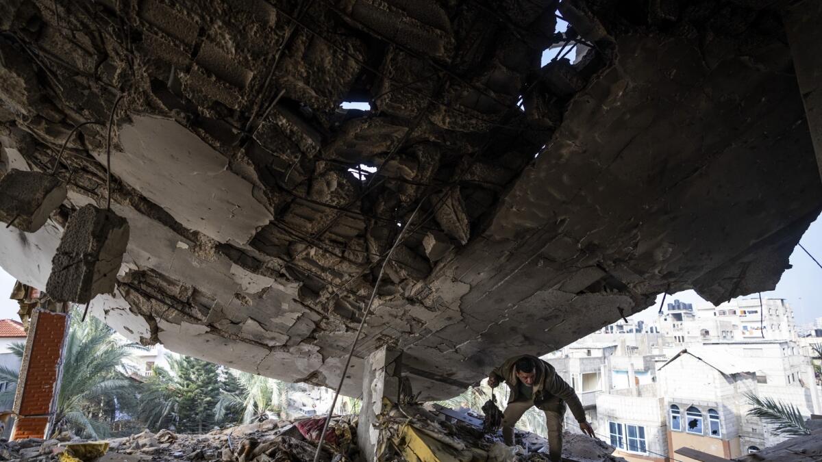 فلسطيني ينقذ ممتلكاته بعد غارة إسرائيلية على رفح.  — ا ف ب