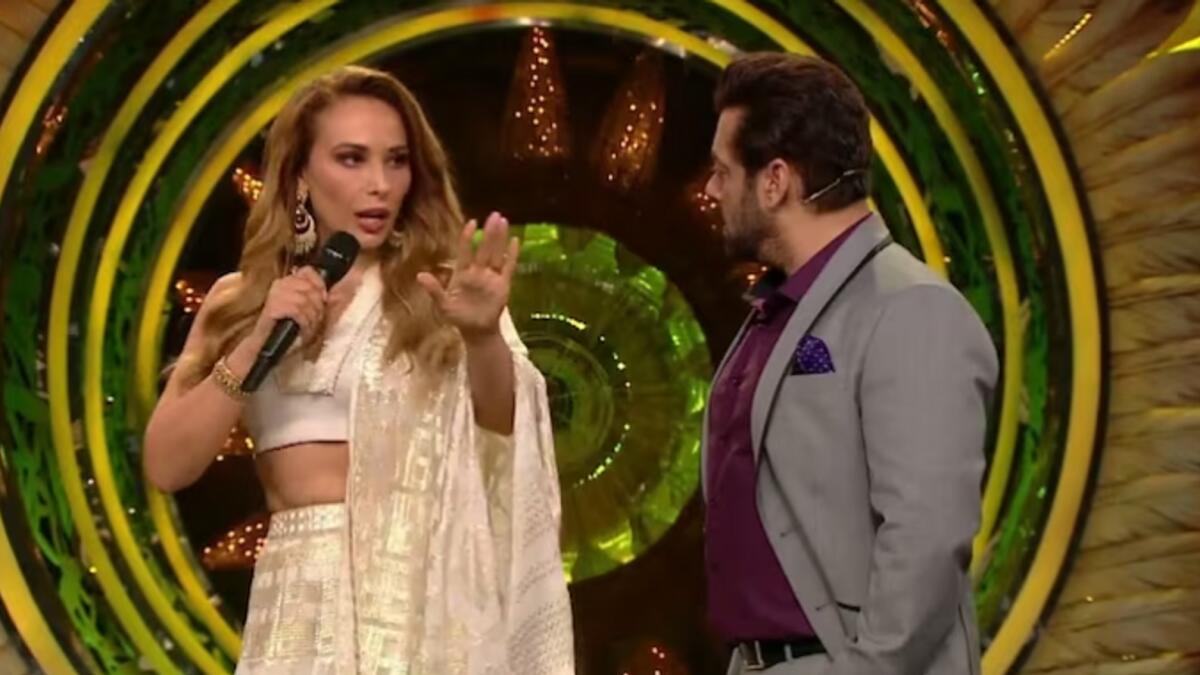 يوليا فانتور مع سلمان خان في موقع تصوير Bigg Boss 15