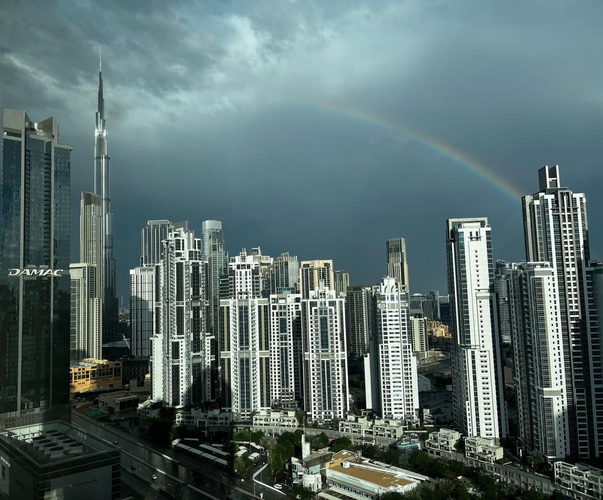 تكشف الصورة الجذابة التي التقطها أرناف تشانداني، أحد سكان البطحاء، عن قوس قزح يتقوس برشاقة فوق الأبراج التنفيذية، مع برج خليفة الشهير الذي يقف شاهقًا في الخلفية مع تراجع هطول الأمطار.