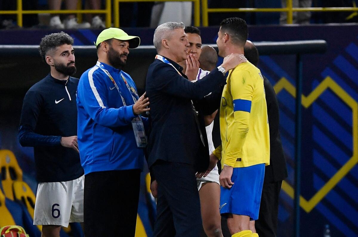 كريستيانو رونالدو لاعب النصر مع هيرنان كريسبو مدرب العين بعد المباراة.  – رويترز