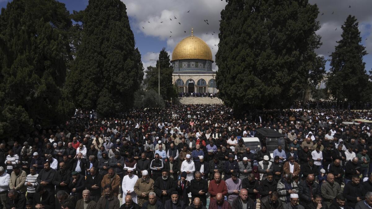 مصلون يؤدون صلاة الجمعة في المسجد الأقصى في البلدة القديمة بالقدس.  — ا ف ب