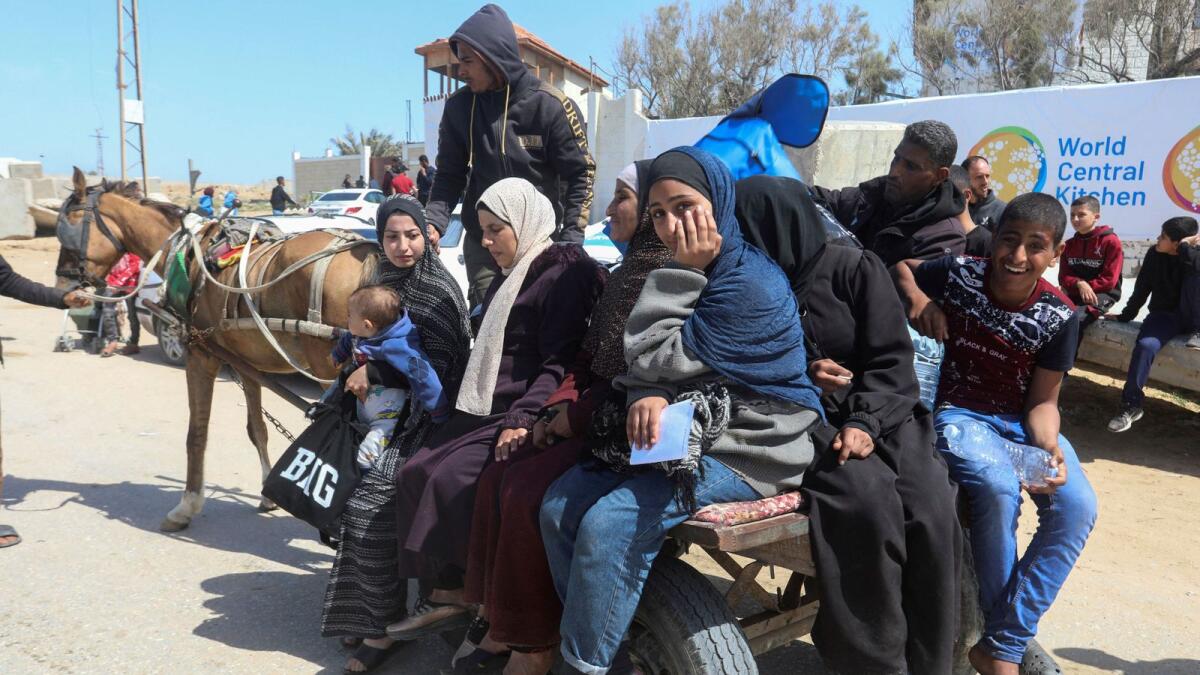 فلسطينيون يفرون شمال غزة بعد أن داهمت قوات الاحتلال الإسرائيلي مستشفى الشفاء وسط قطاع غزة.  – رويترز