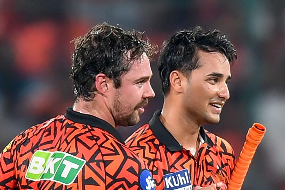 Sunrisers حيدر أباد ترافيس هيد (يسار) وأبهيشيك شارما.  - وكالة فرانس برس