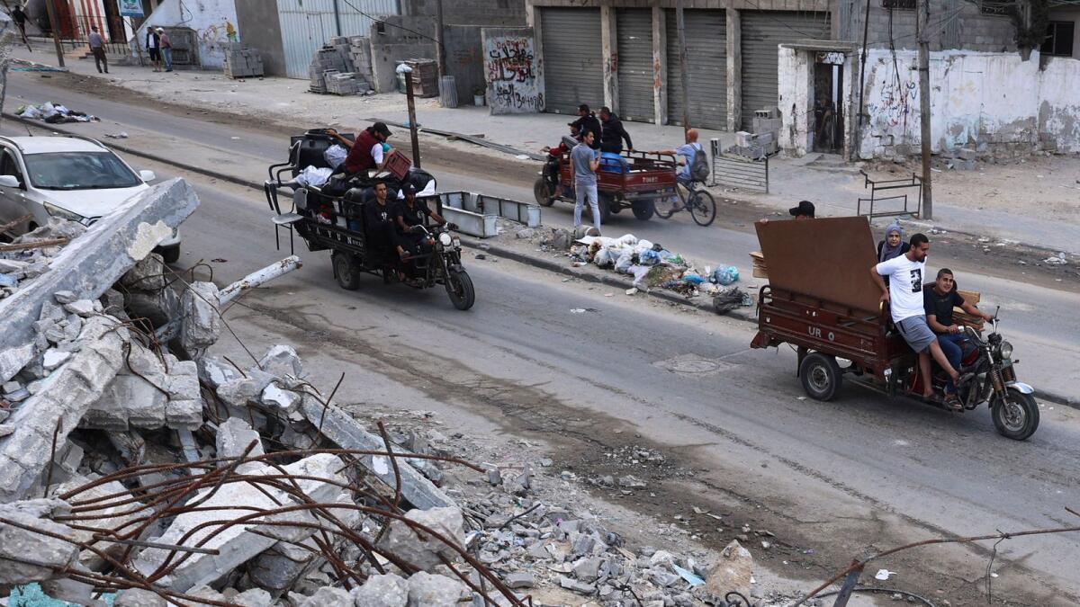 فلسطينيون ينقلون أمتعتهم أثناء فرارهم من رفح نحو منطقة أكثر أمانًا.  — الصورة: رافا