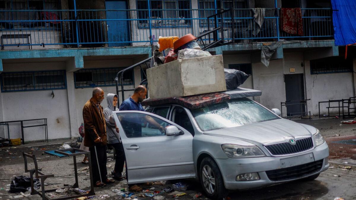 نازحون فلسطينيون يحتمون بمدرسة يستعدون للفرار من رفح بعد أن شنت القوات الإسرائيلية عملية برية وجوية.  – الصورة: رويترز