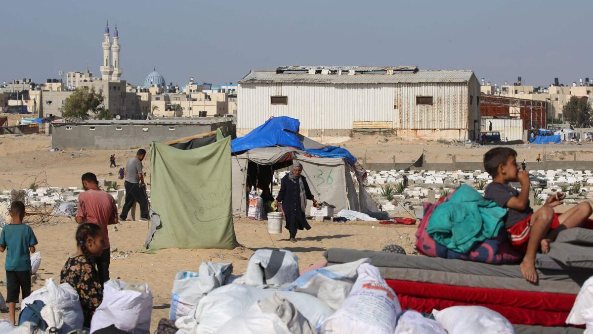 فلسطينيون يجمعون أمتعتهم أثناء استعدادهم للفرار من مدينة رفح جنوب قطاع غزة.  – الصورة: وكالة فرانس برس