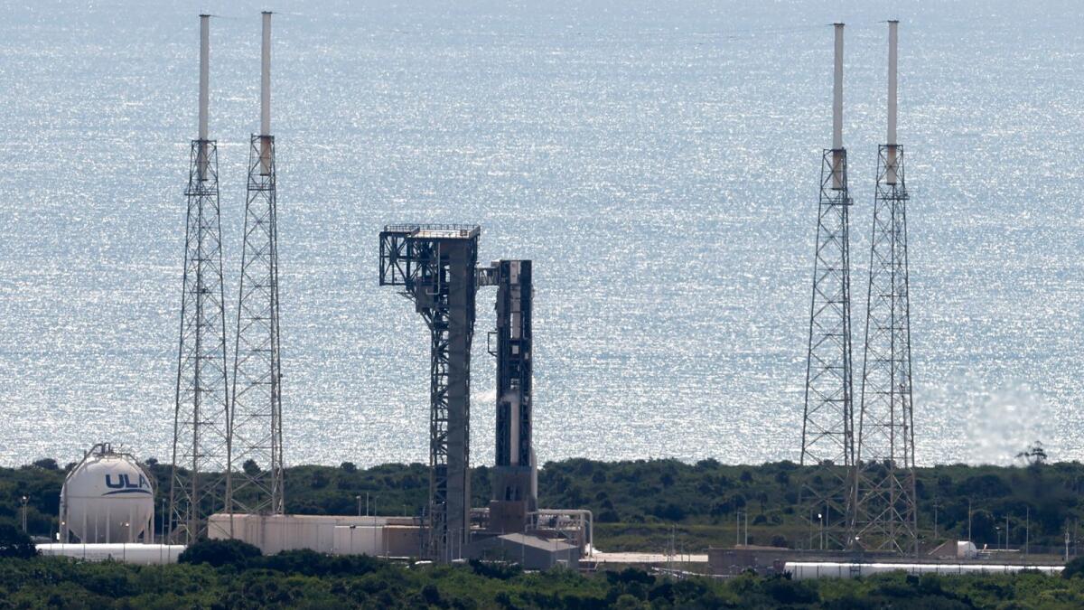 يقف صاروخ United Launch Alliance Atlas V على المنصة يوم إطلاقه في مهمة إلى محطة الفضاء الدولية، في كيب كانافيرال، فلوريدا، الولايات المتحدة، يوم الأربعاء.  – رويترز