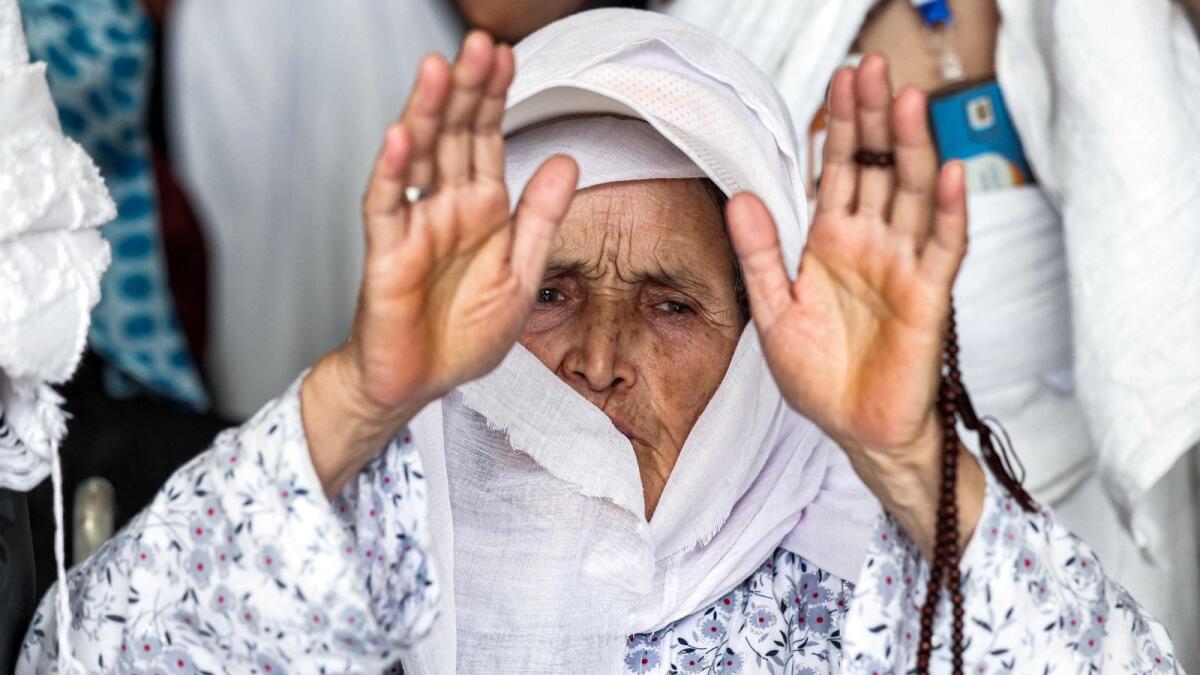 امرأة مسنة تصلي في المسجد الكبير.  – وكالة فرانس برس