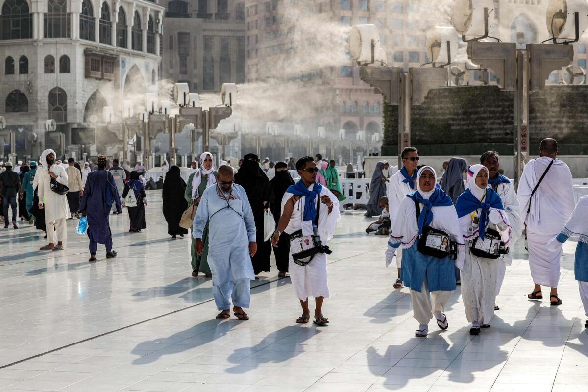 ينفخ المشجعون الهواء الممزوج ببخار الماء لتبريد الحجاج المسلمين الذين يسيرون في المسجد الحرام في مدينة مكة المكرمة بالمملكة العربية السعودية في 4 يونيو 2024 قبل أداء فريضة الحج السنوية.  – وكالة فرانس برس