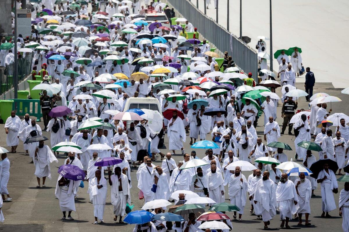 حجاج مسلمون يصلون إلى مخيم خيمة منى خلال موسم الحج السنوي بالقرب من مدينة مكة المكرمة في 14 يونيو 2024. الصورة: وكالة فرانس برس