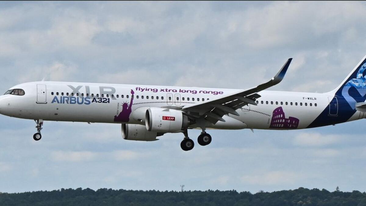 طائرة إيرباص A321-XLR تشارك في عرض جوي. — وكالة الصحافة الفرنسية