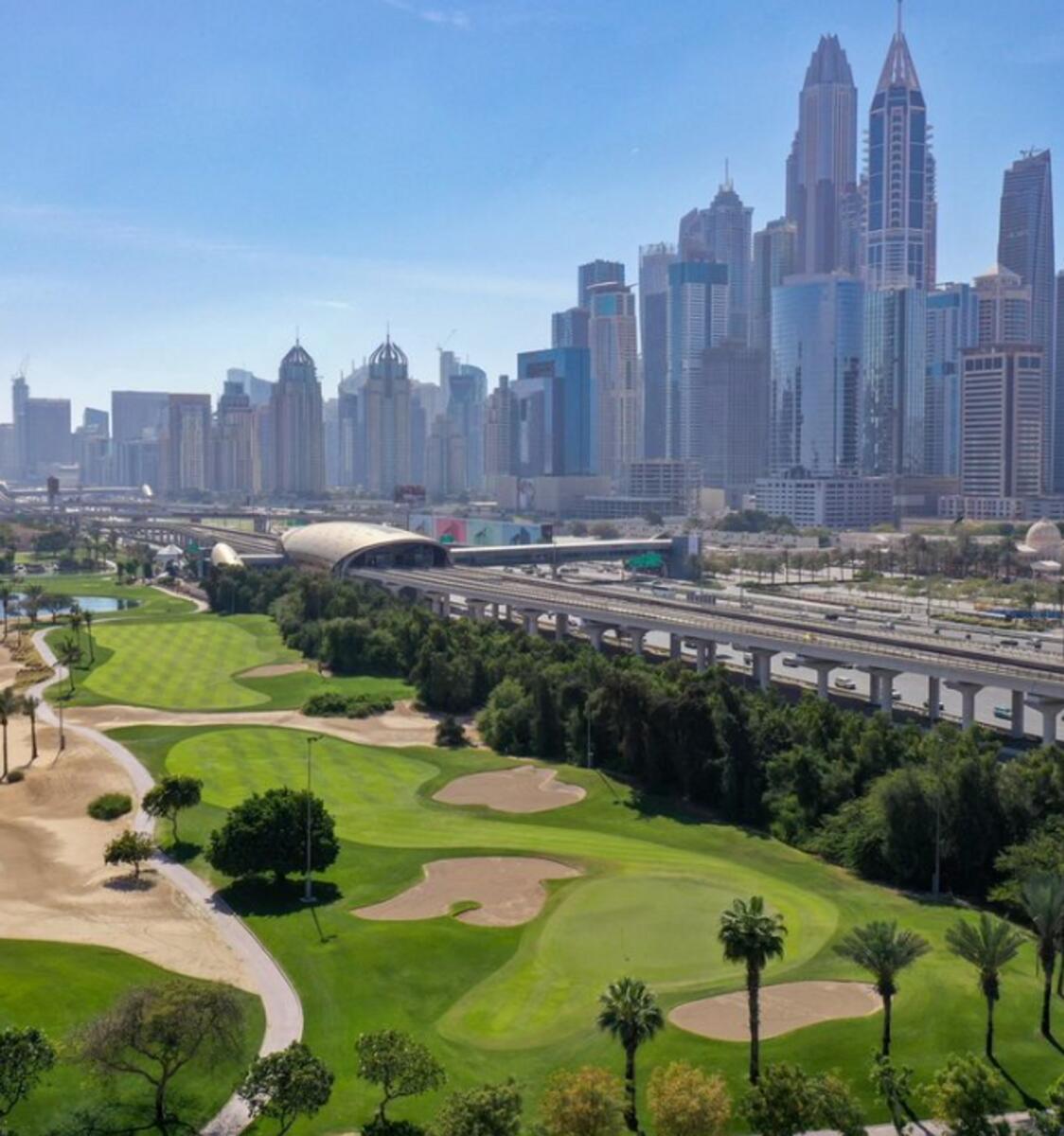 يقع نادي الإمارات للجولف بالقرب من شارع الشيخ زايد، الشريان الرئيسي الذي يربط الإمارات ويمتد بالتوازي مع ملعب الجولف - صورة إنستغرام