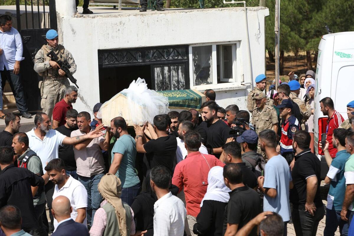 أشخاص يحملون نعش نارين جوران خلال مراسم جنازتها في 9 سبتمبر/أيلول. الصورة: أرشيف رويترز