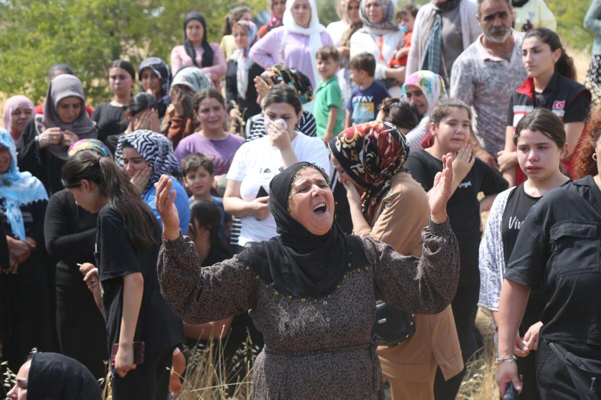 أقارب نارين جوران، الفتاة البالغة من العمر ثماني سنوات التي قُتلت، ينعونها أثناء جنازتها. الصورة: أرشيف رويترز