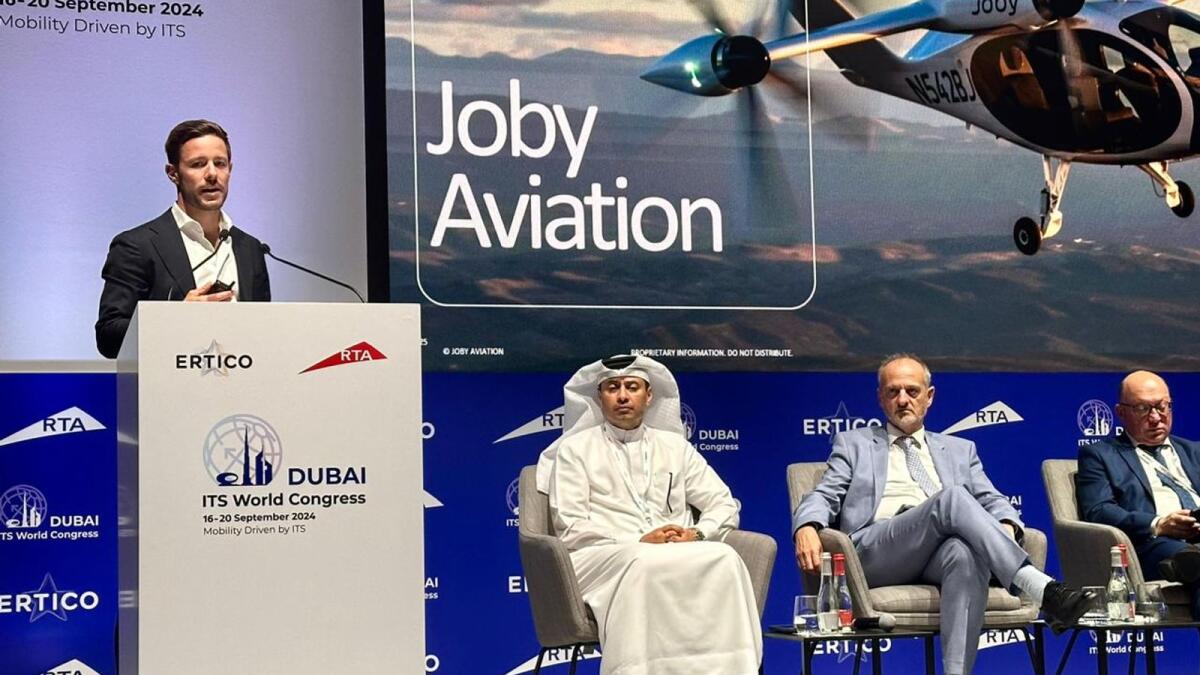 تايلر تريروتولا، المدير العام لشركة Joby Aviation، يتحدث في المؤتمر والمعرض العالمي لأنظمة النقل الذكية (ITS) الذي يستمر خمسة أيام في دبي