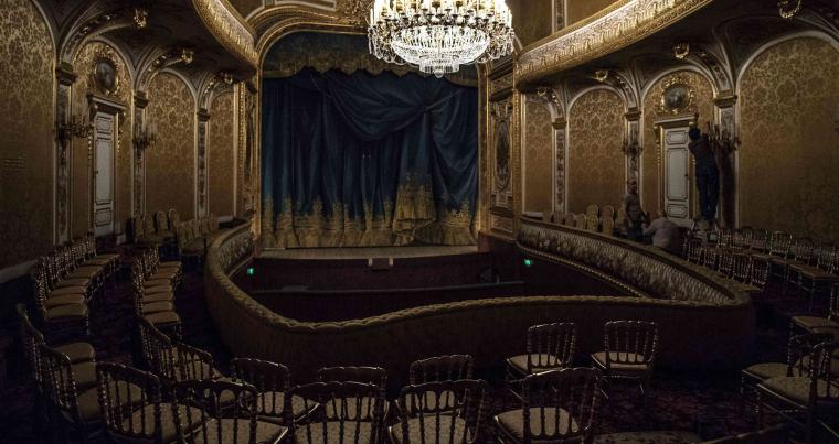 وضع الفنيون اللمسات الأخيرة على المسرح الإمبراطوري المستعاد في قصر Fontainebleau في Fontainebleau على بعد حوالي 60 كم جنوب شرق باريس. (AFP)