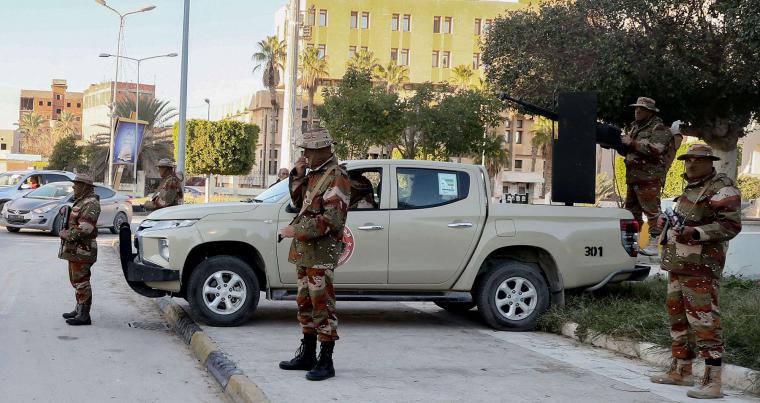 تُظهر صورة ملفات قوات الأمن الليبية التي تجري عملية في مدينة الزاوية الساحلية ، على بعد 50 كيلومترًا غرب طرابلس العاصمة ، في 5 يناير 2025. رويترز